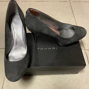 TAHARI - Platform Suede Heel